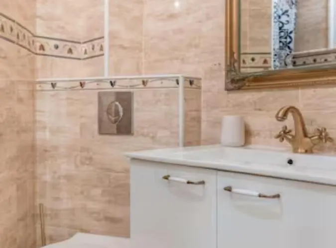 Apartment Art Center *